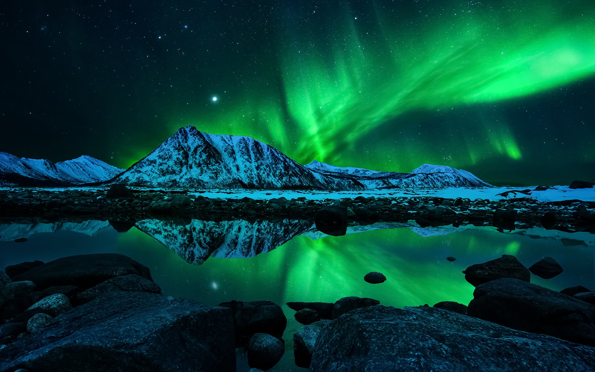 aurore aurores boréales ciel étoiles montagnes lumières réflexion nuit