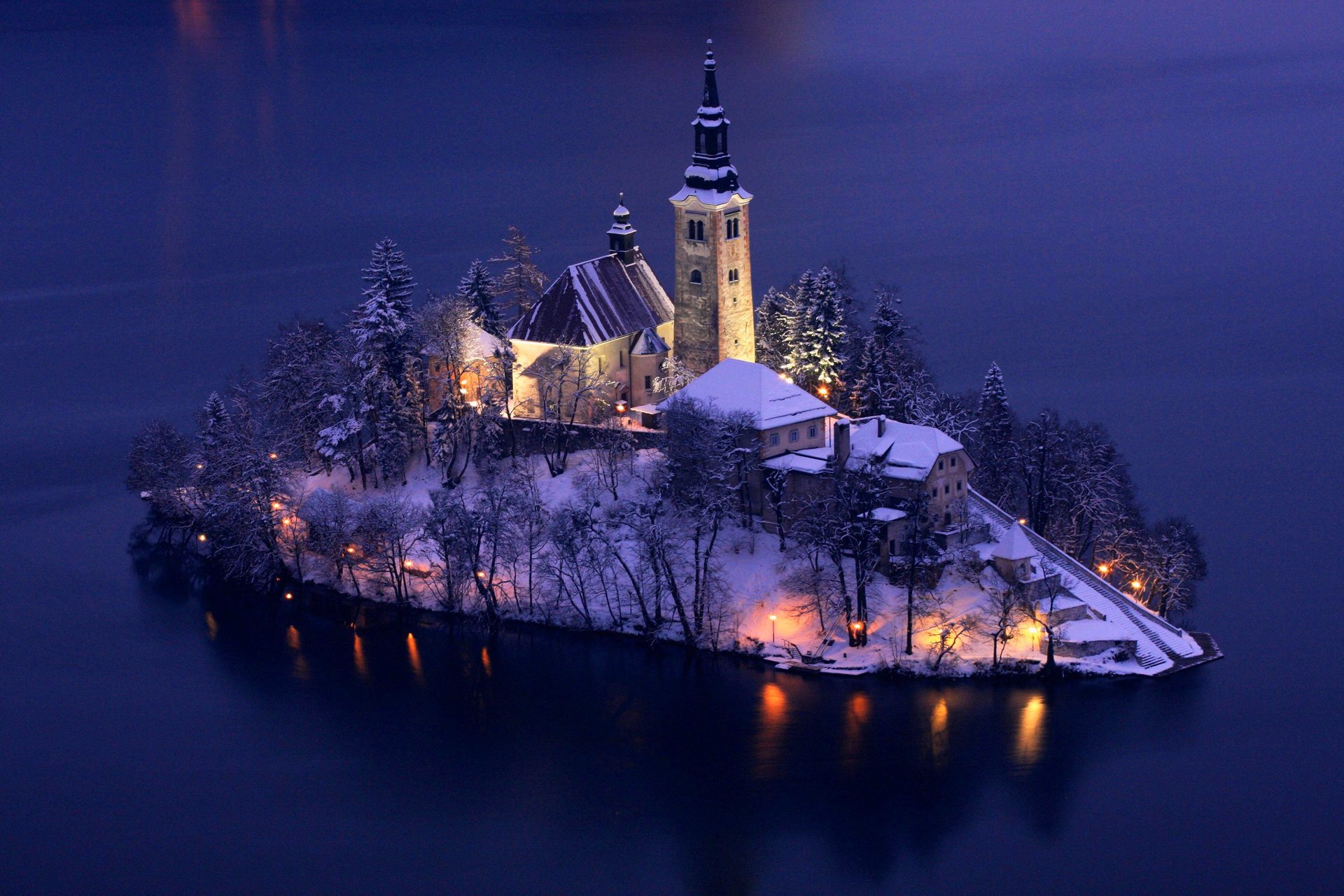 lac île soirée lumières maisons tour arbres hiver neige
