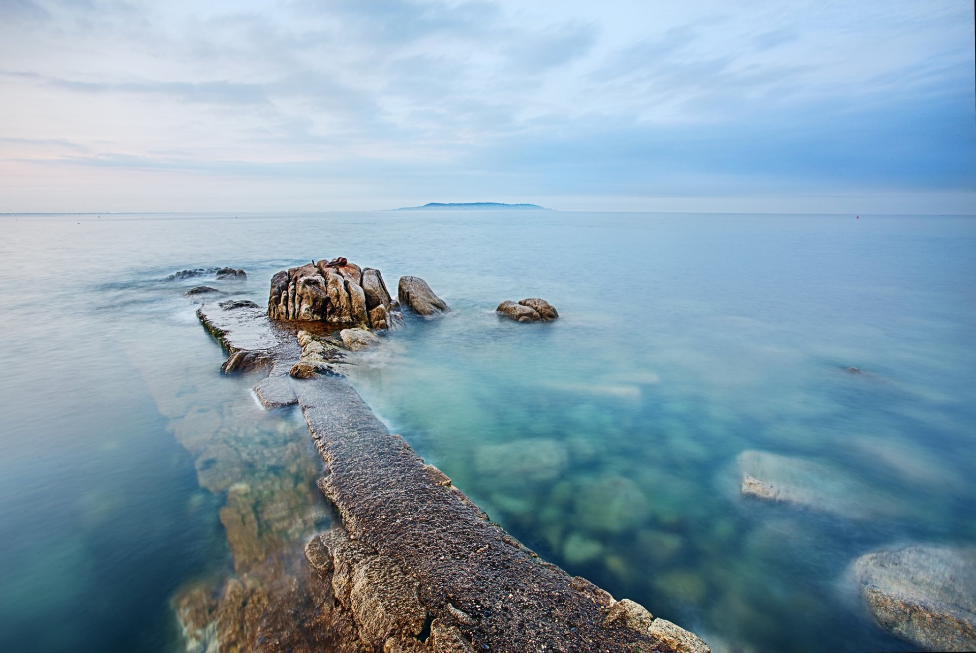 mare isola pietre mattina alba
