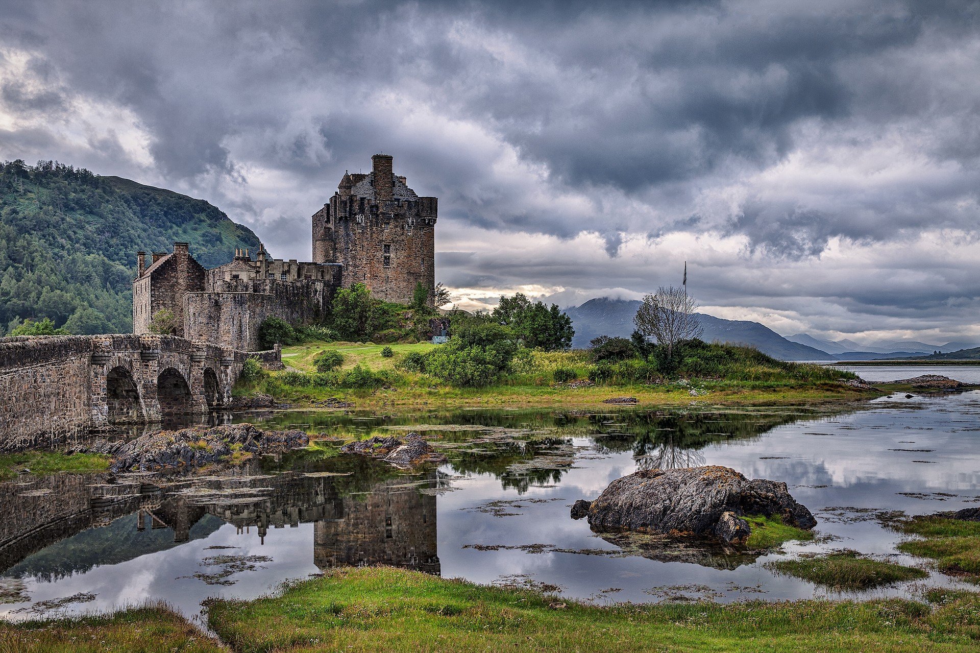 escocia cielo nubes castillo montañas río puente hierba piedras