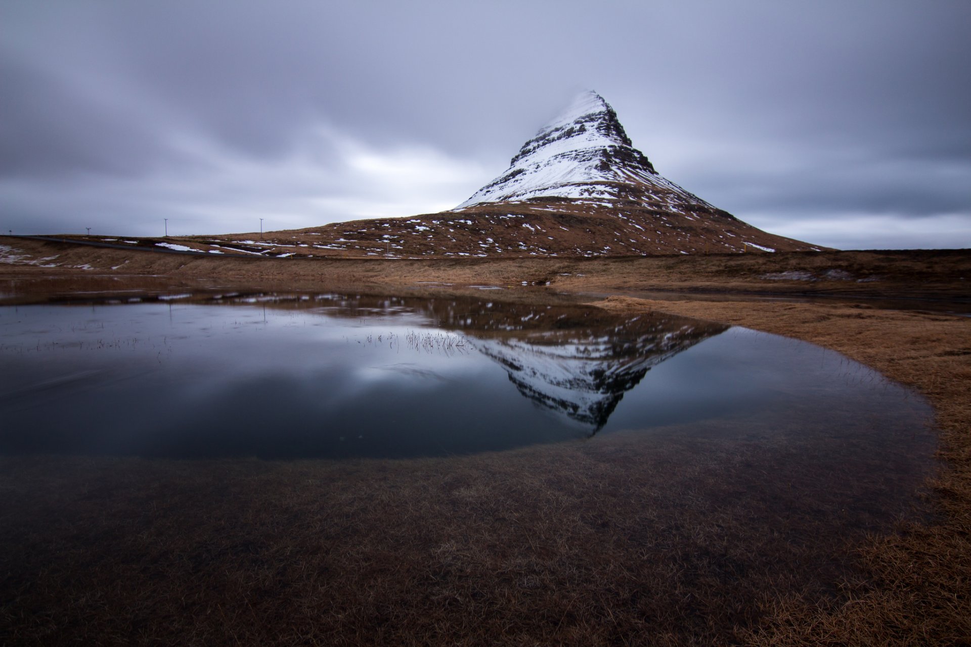kirkjufell islande montagne volcan rivière gris ciel nuages