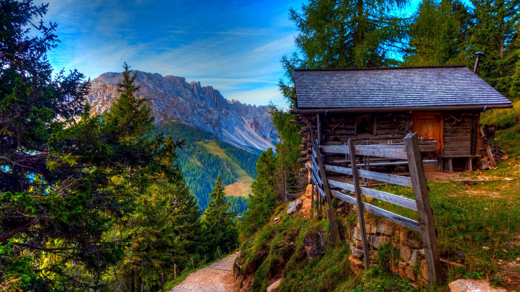 natur berge himmel wolken felsen wald bäume bunt straße frühling farben zu fuß gras haus frühling steine