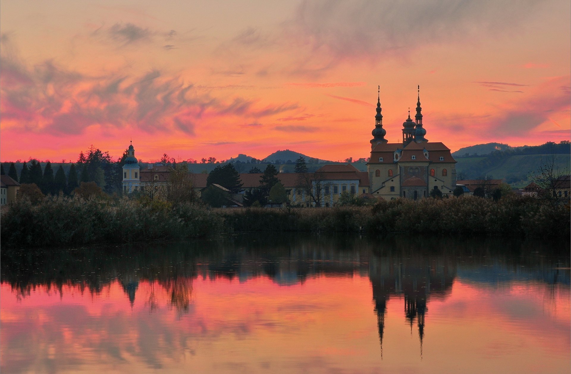 velegrad basilika der himmelfahrt der jungfrau maria tschechische republik hügel tempel basilika see sonnenuntergang