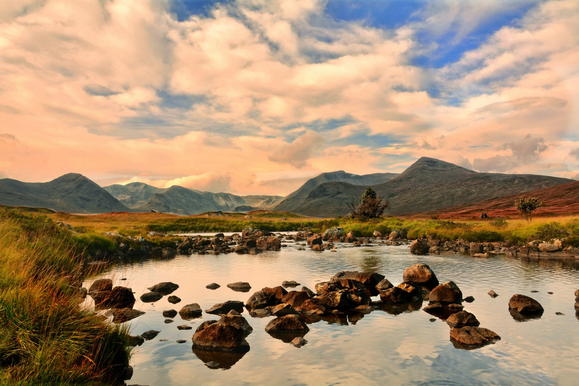 berge tal see steine
