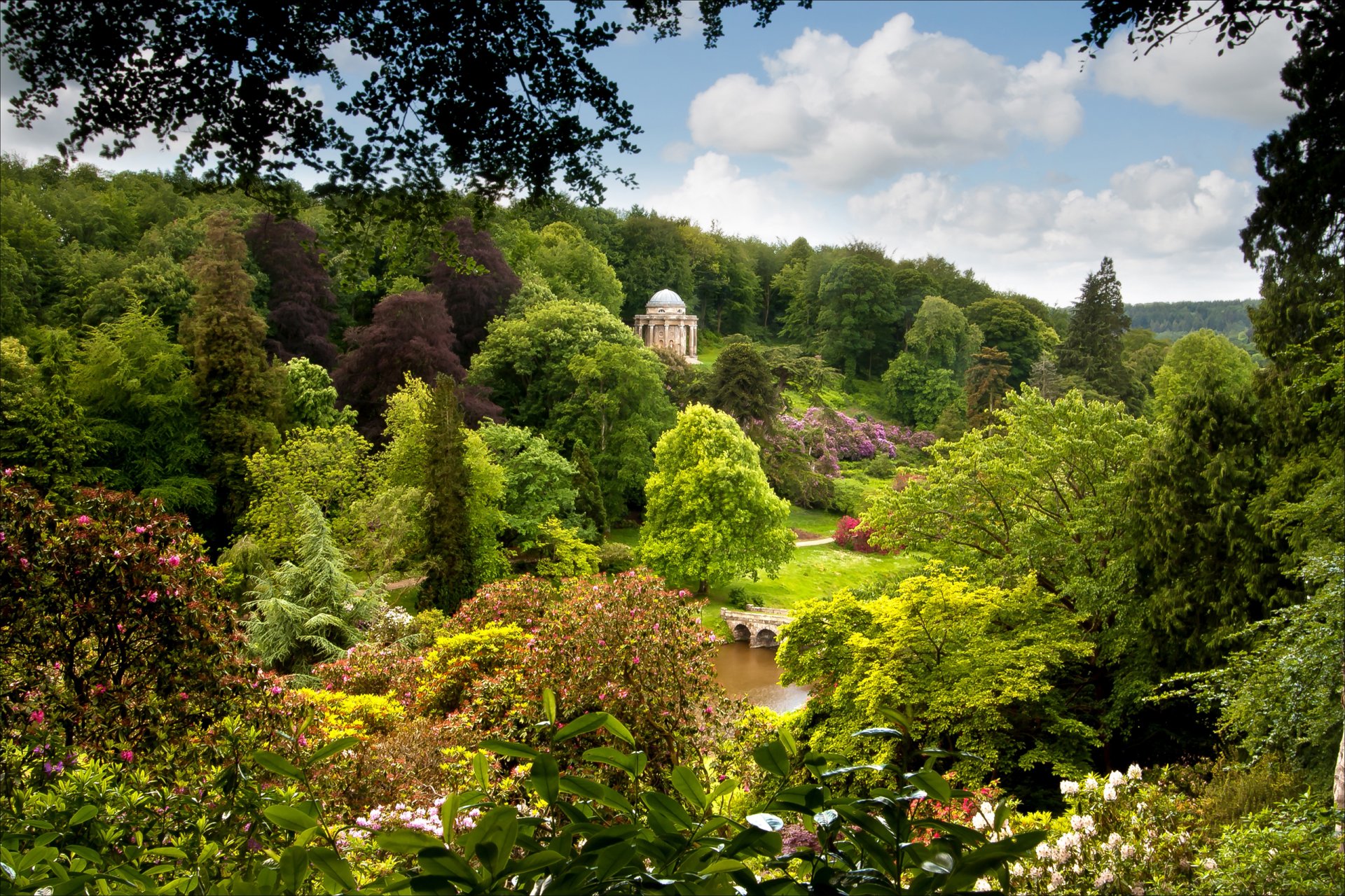 wiltshire inghilterra lago stagno ponte alberi parco cielo nuvole erba