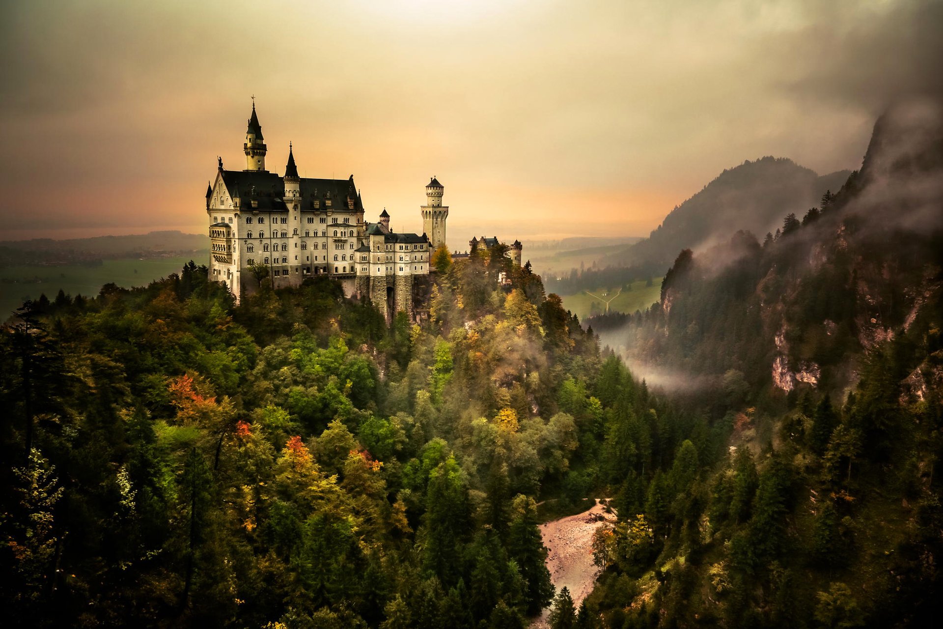 neuschwanstein germania baviera castello cielo montagne foresta alberi