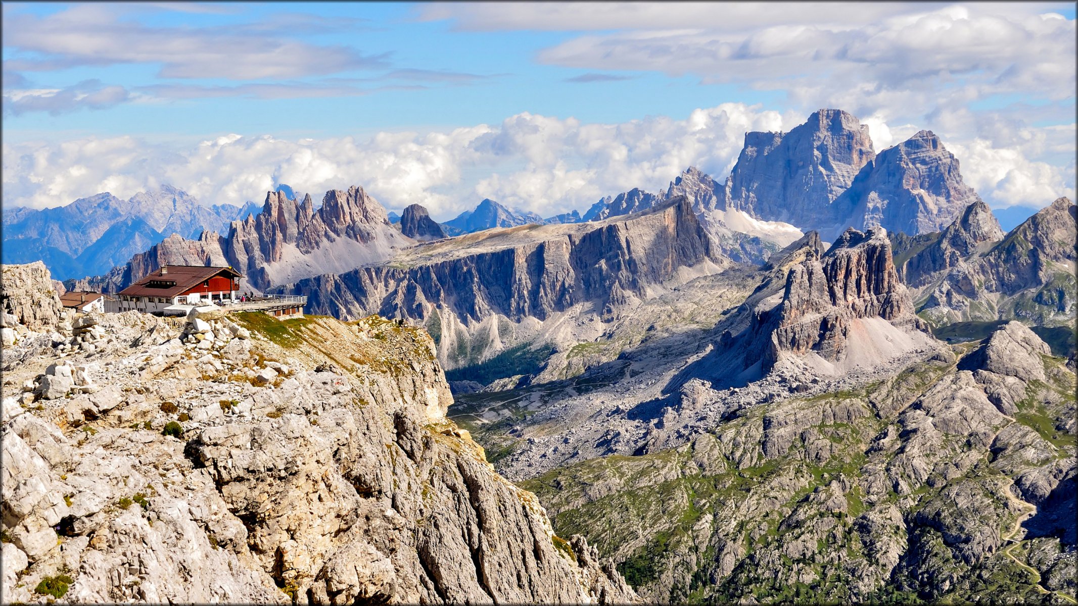 italien dolomiten parco nazionale delle dolomiti bellunesi himmel wolken berge haus hotel felsen