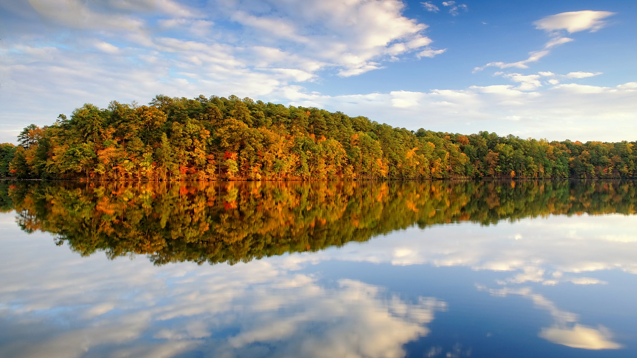 lago reflexión otoño árboles nubes