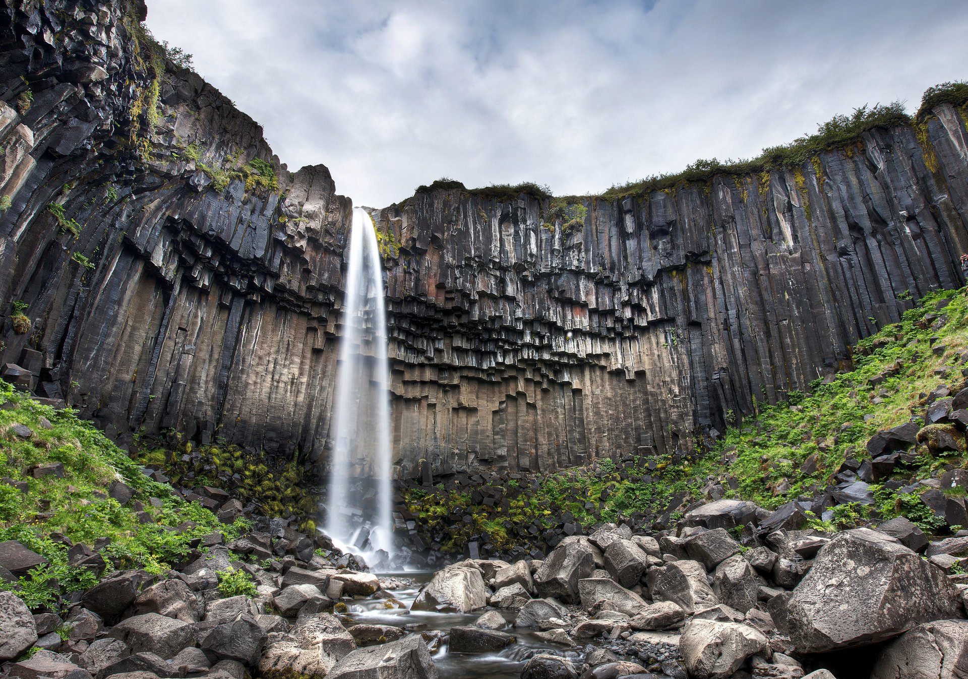 waterfall svartifoss black waterfall iceland black basalt columns resembling organ pipes shoulder pointed stone