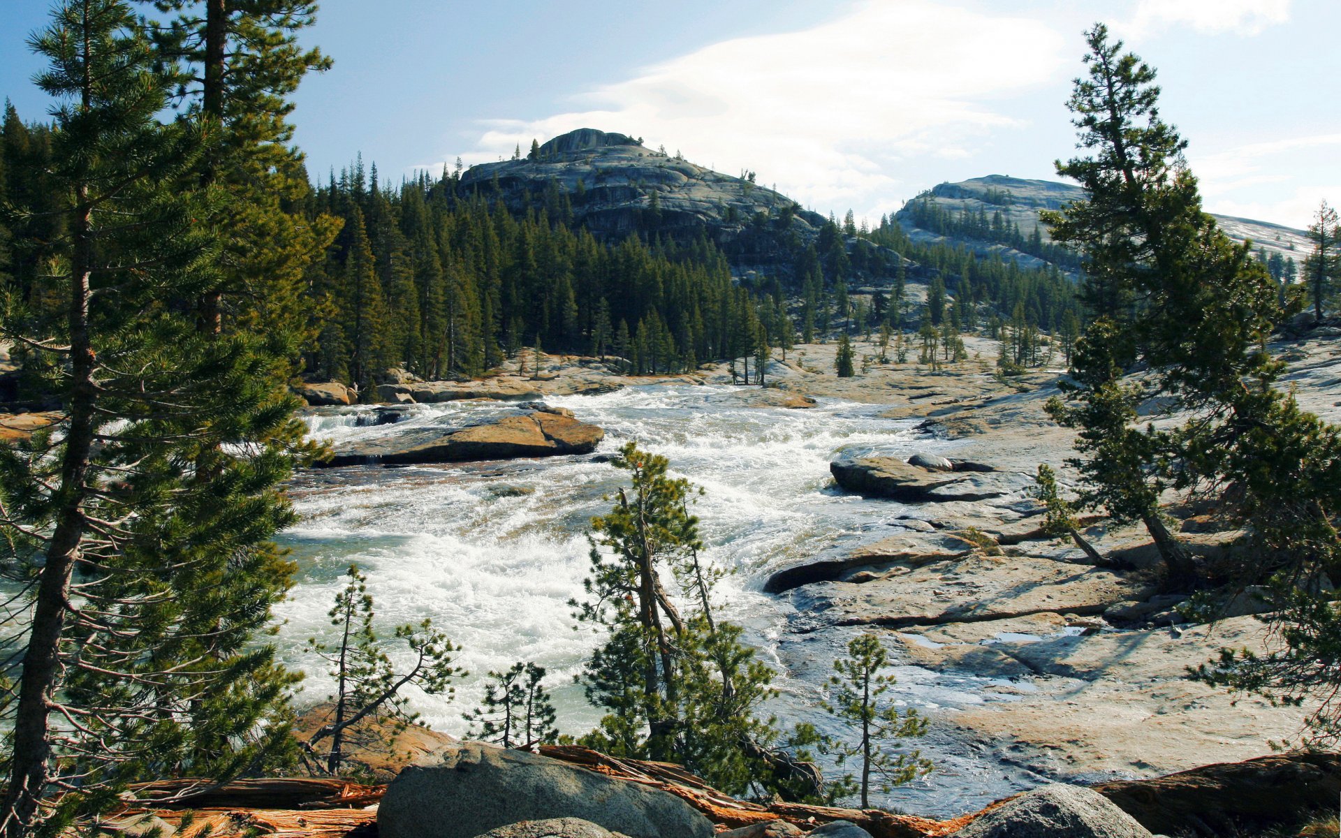 yosemite parc national sierra nevada montagnes rivière forêt arbres ciel nuages pierre rocher