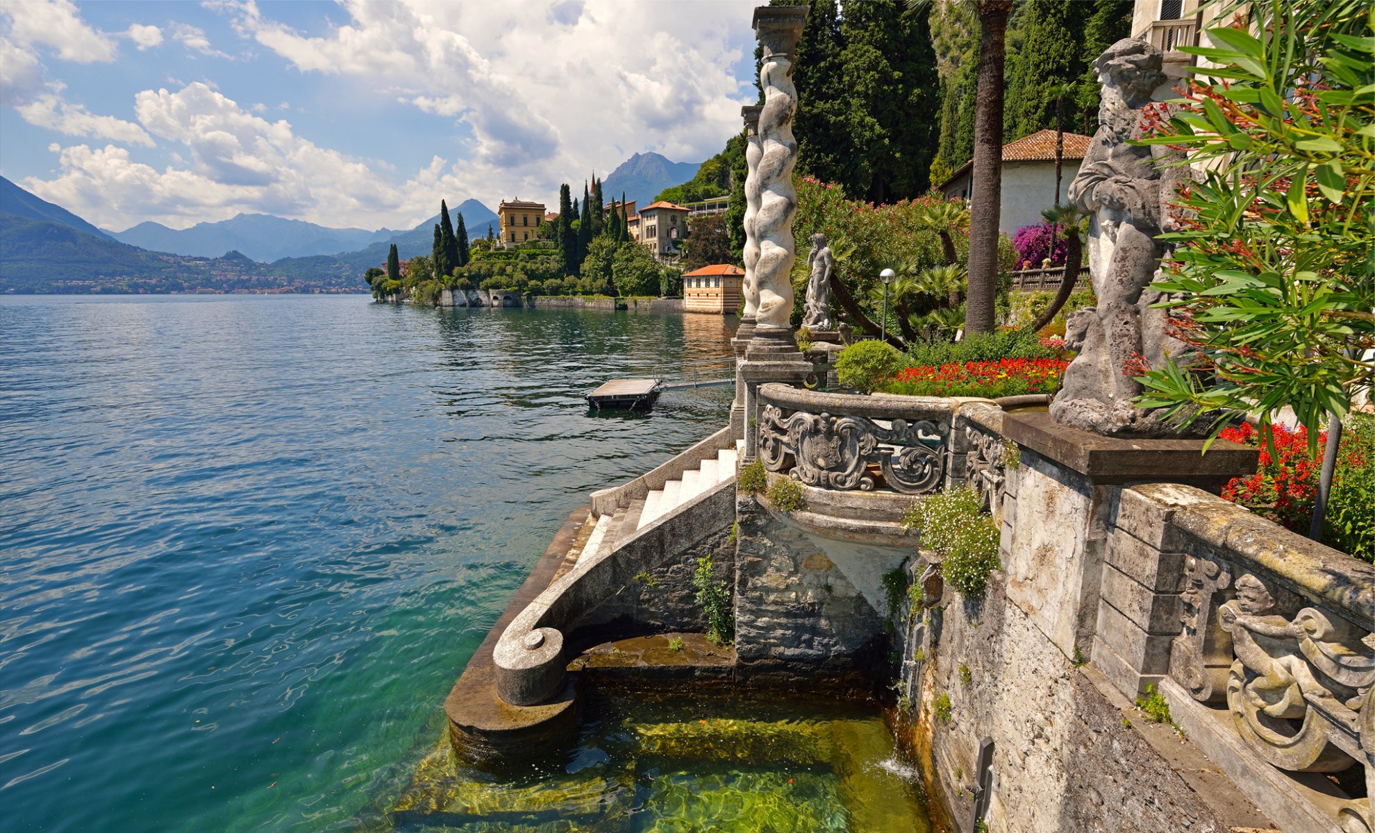 varenna villa klasztor włochy jezioro góry kwiaty domy willa statua schody