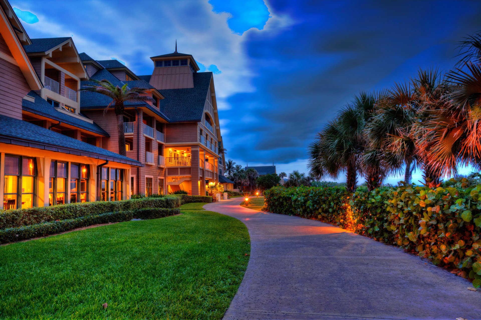 vero beach florida usa himmel wolken abend ferienhaus licht lichter rasen palme küste villa