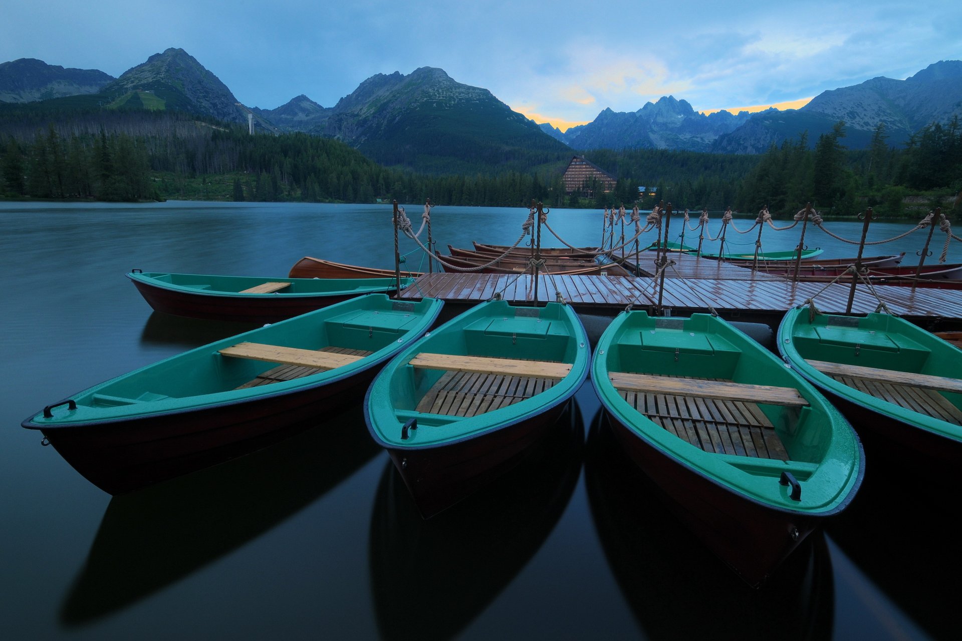 slowakei strebskoje pleso berge wald see boote liegeplatz morgen ruhe