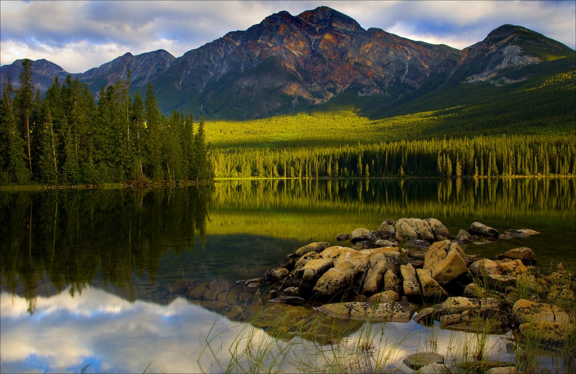parc national de jasper canada ciel nuages lac montagnes forêt arbres coucher de soleil épinette pierres réflexion