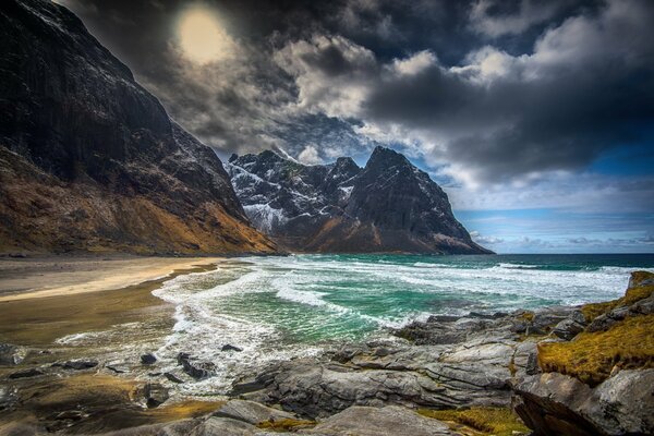 Orilla del mar. montaña. el cielo en las nubes