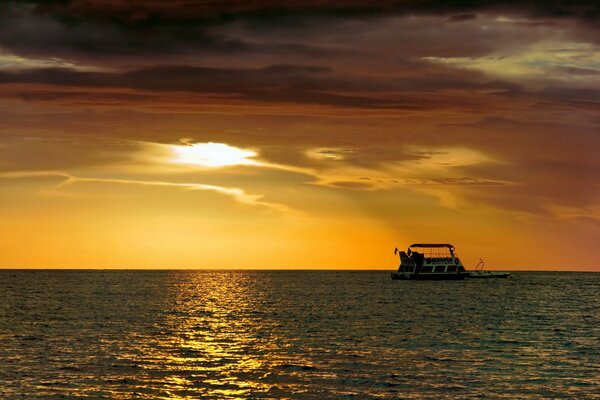 Schiff auf dem Meer bei Sonnenuntergang Hintergrund