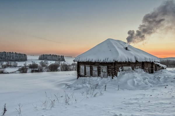 Chalet d hiver chaud au coucher du soleil