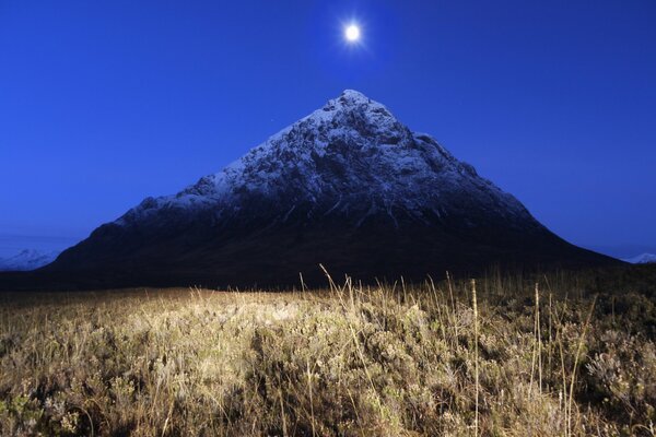La cima de la montaña a la luz de la Luna