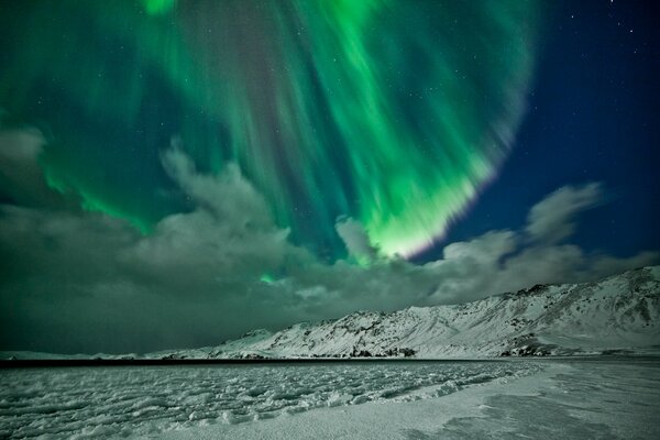Aurora boreale del cielo invernale