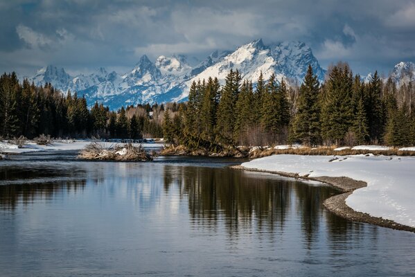 Lac dans la forêt d hiver