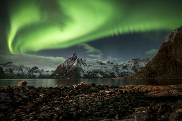 Les îles de Norvège et les aurores boréales
