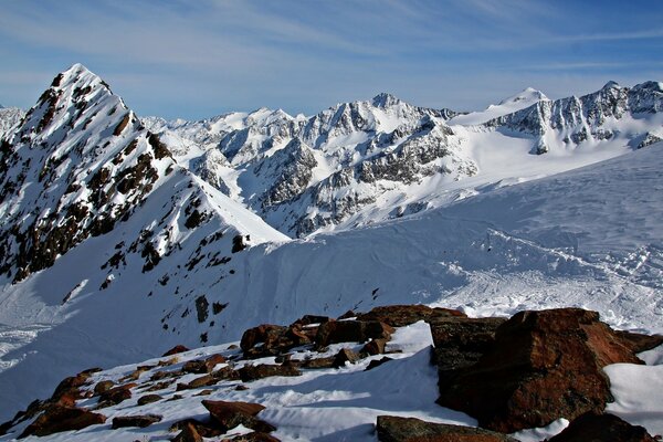 Siempre hay nieve en las montañas alpinas