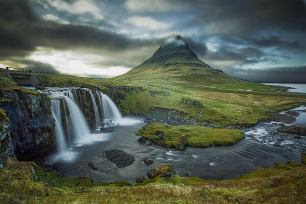 Belle montagne con cascata