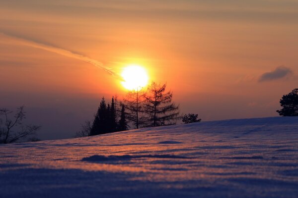 Vista del tramonto invernale in montagna