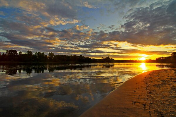 Riflessione del tramonto sul fiume a Yaroslavl