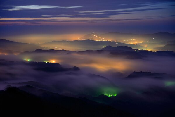 Resplandor nocturno de la montaña