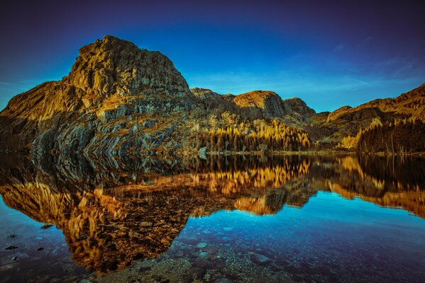 Reflexion der Berge im Wasser des Sees