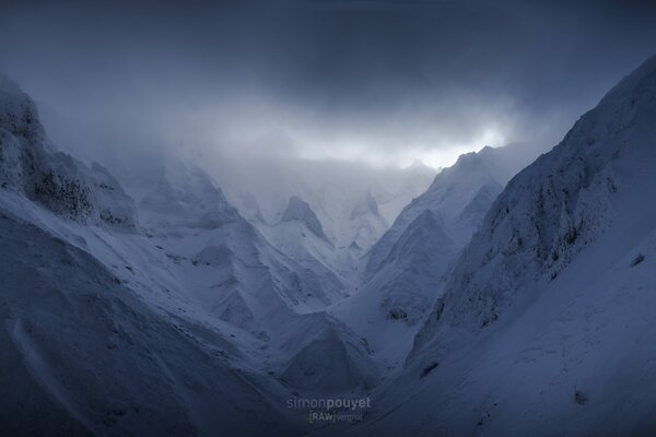 Montagne in Francia. neve e nebbia