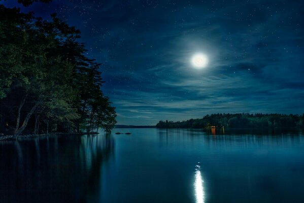 Ruhiger Fluss mit Vollmond beleuchtet