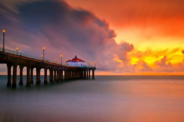 Puesta de sol en el muelle en plena calma