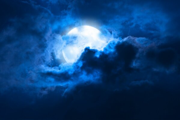 Chiaro di luna tra le nuvole di notte