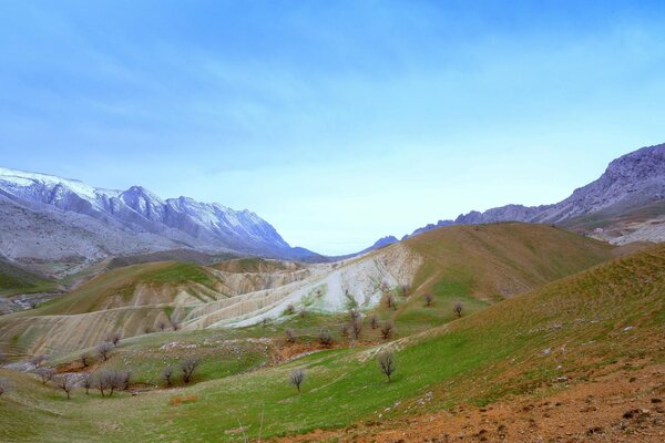 Montañas y colinas de primavera
