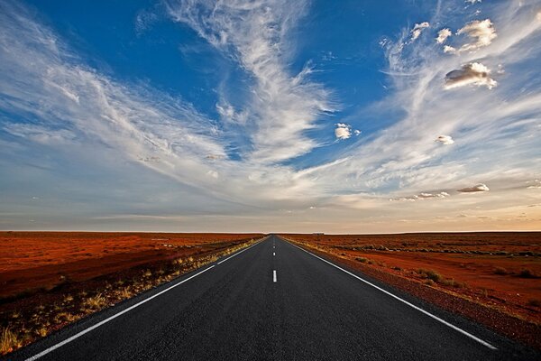 Una strada senza fine verso le nuvole