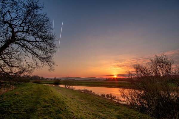 Amanecer en el río Arun en Inglaterra