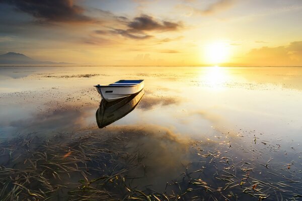 Einsames Boot bei Sonnenuntergang