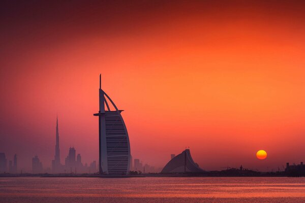 Alba a Dubai. Cielo rosso fuoco del mattino negli Emirati Arabi Uniti