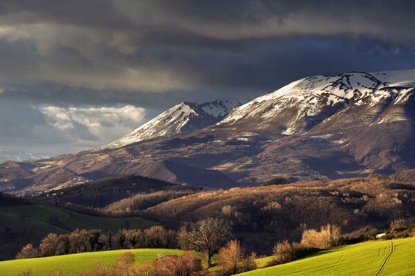 Vallée verte sur fond de montagnes