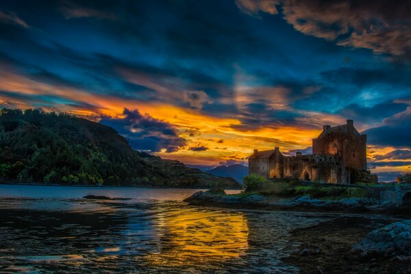 Forteresse au crépuscule nocturne au coucher du soleil