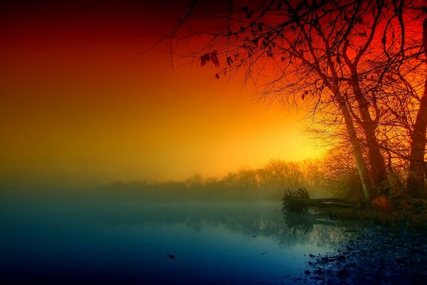 Soirée d automne lumineux sur la rivière brumeuse