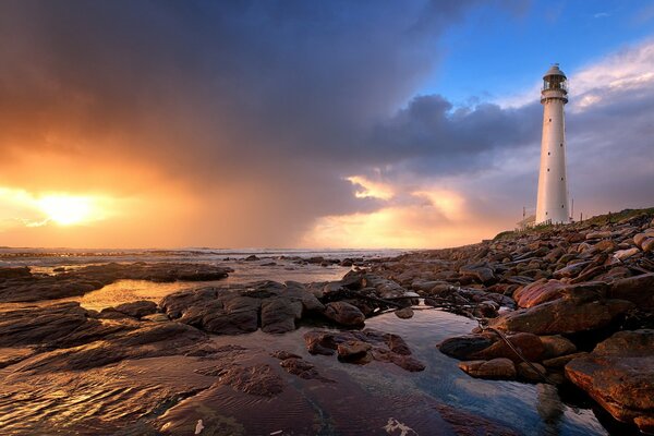 Phare au bord de la mer