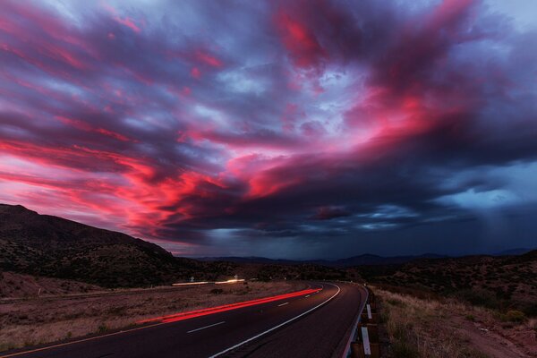 Tramonto sulla strada nel deserto