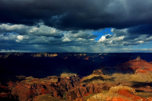 Densas nubes sobre el gran Cañón