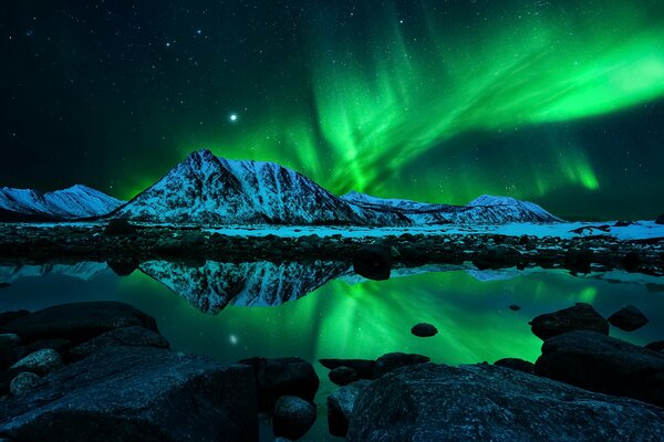 Aurora boreale cielo e stelle