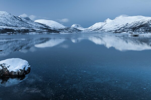 Hiver Norvège dans la neige. Lac gelé