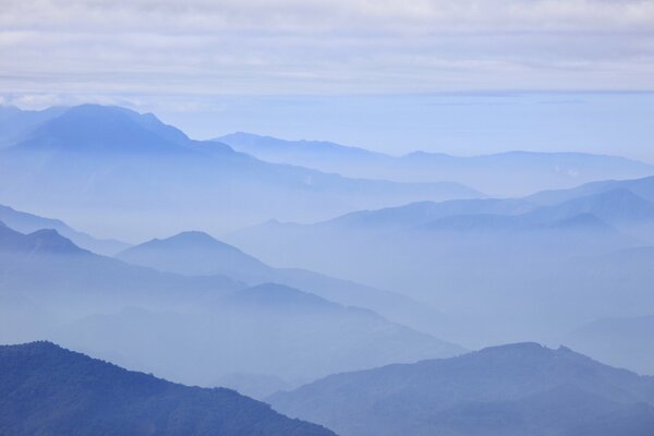 Collines dans le brouillard des nuages