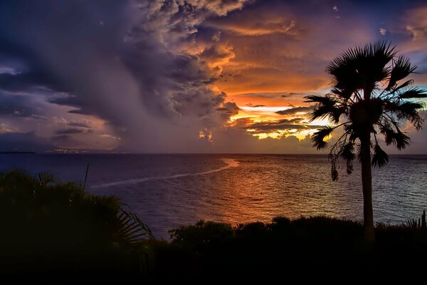 Puesta de sol y mar en República Dominicana